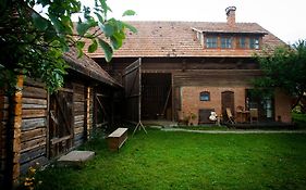 Barn Guesthouse / Csur Vendeghaz